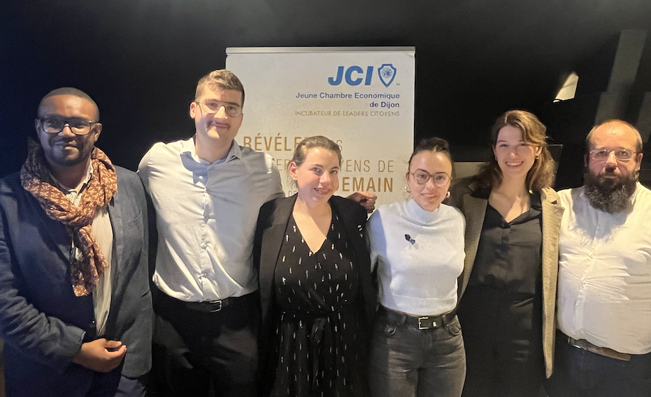 Léa Villot-Sirieys, accompagnée du nouveau bureau 2026 et d'Arnaud Bordes, président de la JCE Dijon 2025